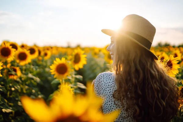 Wanita Cantik Berjalan Jalan Melalui Lapangan Dengan Bunga Matahari Mode — Stok Foto