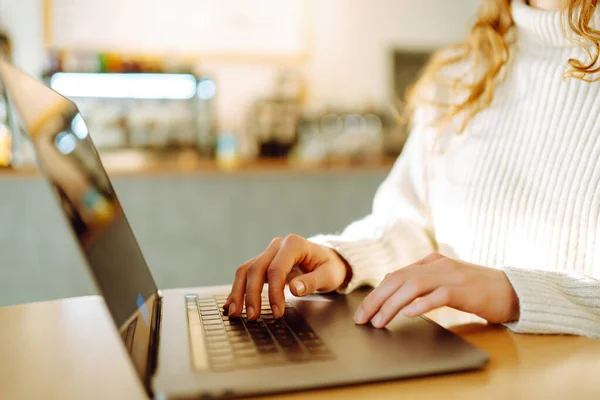 Vrouwelijke Handen Werken Aan Een Laptop Close Freelance Online Cursus — Stockfoto