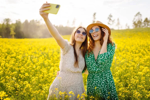 Selfie Time Two Jovem Mulher Tira Uma Selfie Enquanto Caminha — Fotografia de Stock