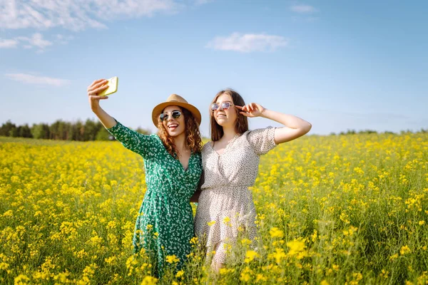 Selfie Zamanı Çiçek Tarlasında Yürürken Iki Genç Kadın Selfie Çekiyor — Stok fotoğraf