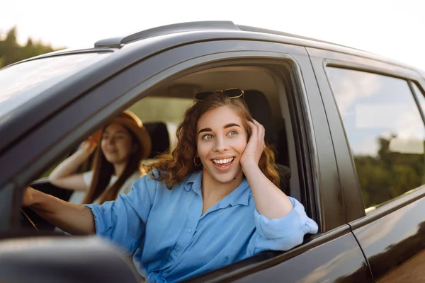 Dvě Mladá Žena Odpočívá Užívá Výlet Autě Automobile Cesta Cestování — Stock fotografie