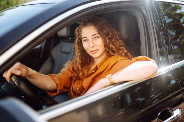 微笑的女人开车 年轻的旅行者开车 汽车旅行 生活方式概念 — 图库照片