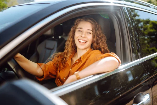 Wanita Yang Tersenyum Mengendarai Mobil Pelancong Muda Mengemudi Perjalanan Mobil — Stok Foto