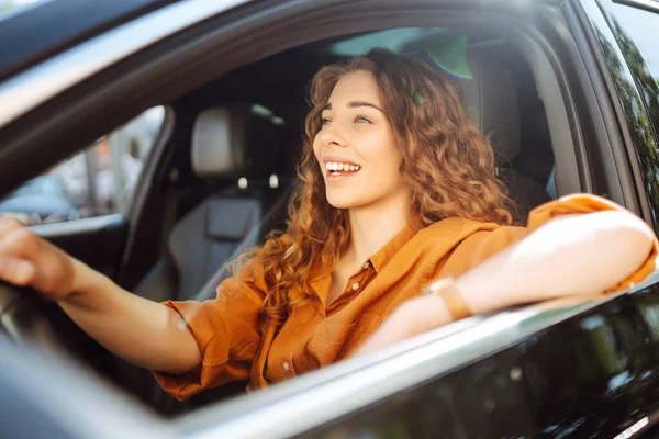 Посміхається Жінка Яка Водить Машину Молодий Мандрівник Їде Подорожі Автомобілем — стокове фото