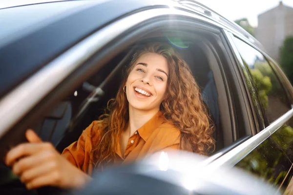 Uma Mulher Sorridente Conduzir Carro Jovem Viajante Conduzir Viagem Carro — Fotografia de Stock