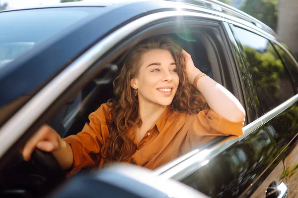Lächelnde Frau Steuer Eines Autos Junge Reisende Steuer Autofahren Lifestylekonzept — Stockfoto