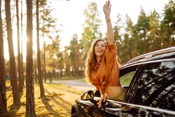 Piękna Podróżniczka Odpoczywa Cieszy Się Zachodem Słońca Samochodzie Szczęśliwa Kobieta — Zdjęcie stockowe