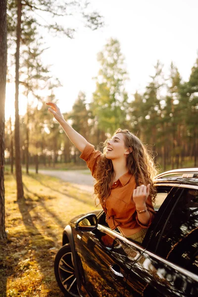 Красива Мандрівна Жінка Відпочиває Насолоджується Заходом Сонця Машині Щаслива Жінка — стокове фото