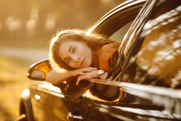 Hermosa Mujer Viajera Está Descansando Disfrutando Puesta Sol Coche Mujer —  Fotos de Stock