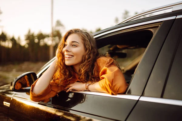 Piękna Podróżniczka Odpoczywa Cieszy Się Zachodem Słońca Samochodzie Szczęśliwa Kobieta — Zdjęcie stockowe