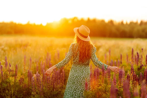 Vacker Kvinna Stilklänning Blommande Doftande Lavendelfält Natur Semester Avkoppling Och — Stockfoto