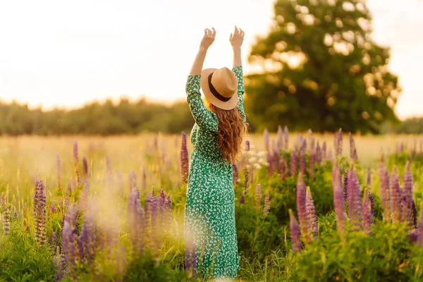 Vacker Kvinna Stilklänning Blommande Doftande Lavendelfält Natur Semester Avkoppling Och — Stockfoto