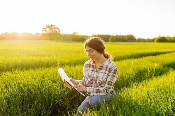 Jeune Agricultrice Étudie Avec Une Tablette Jeune Blé Dans Champ — Photo