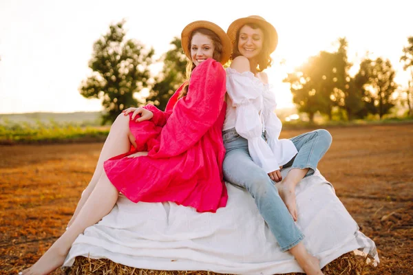 Duas Mulheres Bonitas Divertem Palheiro Pôr Sol Namoradas Elegantes Chapéus — Fotografia de Stock