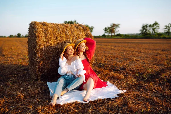 Piękne Dwie Kobiety Bawią Się Stogu Siana Zachodzie Słońca Stylowe — Zdjęcie stockowe