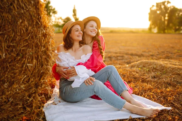Schöne Zwei Frauen Haben Spaß Heuhaufen Bei Sonnenuntergang Stilvolle Freundinnen — Stockfoto