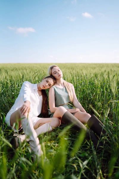 Две Стильные Женщины Позируют Зеленом Поле Красивые Девушки Стильной Одежде — стоковое фото