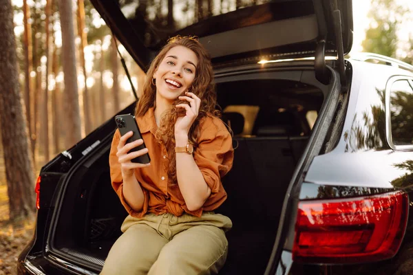 Krásná Žena Sedí Kufru Auta Lese Používá Smartphone Koncept Cestování — Stock fotografie