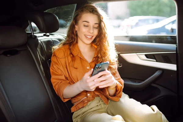 Lächelnde Frau Mit Smartphone Auf Dem Rücksitz Eines Autos Junge — Stockfoto