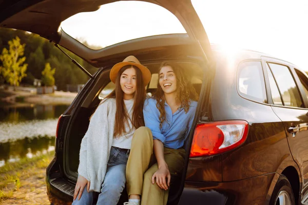 笑顔の若い女性は旅行中に車の後部座席で楽しみを持っています 女の子の友達は 車の中で座って天気を楽しみながら 自撮り リラックスします アクティブなライフスタイル — ストック写真