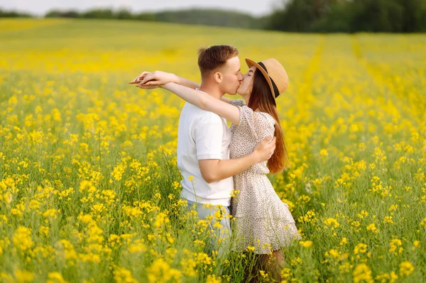 恋爱中的年轻夫妇走在菜籽地里 快乐的男人和女人享受在一起的时光 关系的概念 — 图库照片