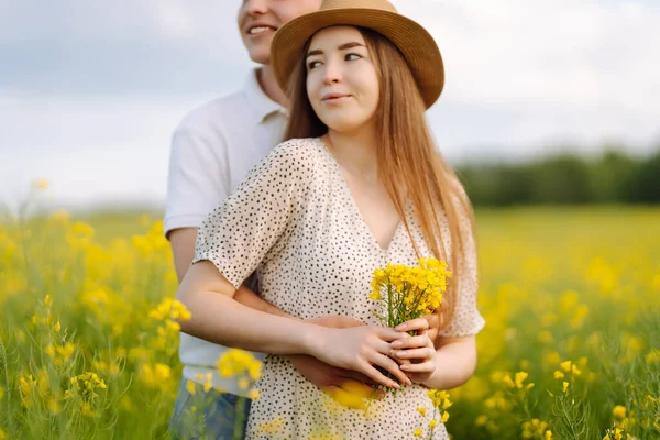 Mladý Zamilovaný Pár Jde Přes Pole Řepky Šťastní Muži Ženy — Stock fotografie