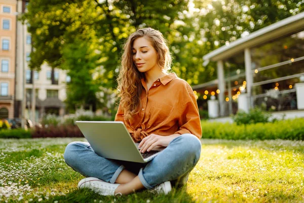 Hermosa Freelancer Femenina Sienta Prado Verde Con Ordenador Portátil Educación —  Fotos de Stock