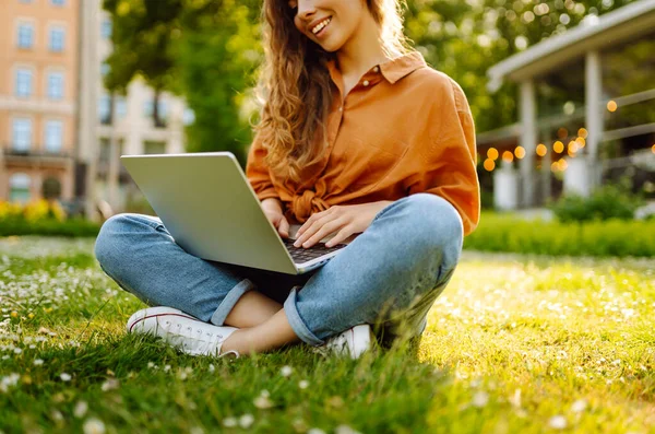 Beautiful Female Freelancer Sits Green Meadow Laptop Online Education Happy — Stock Photo, Image