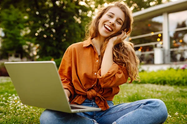Freelancer Feminino Bonita Senta Prado Verde Com Laptop Educação Online — Fotografia de Stock