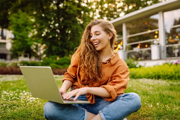 Freelancer Feminino Bonita Senta Prado Verde Com Laptop Educação Online — Fotografia de Stock