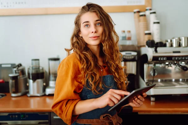 Güzel Kadın Bir Kahve Dükkanının Arkasında Duruyor Dijital Tabletli Bir — Stok fotoğraf