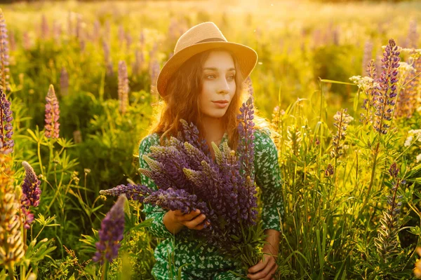 Ung Kvinna Lavendelfältet Sommardagen Natur Semester Avkoppling Och Livsstil — Stockfoto