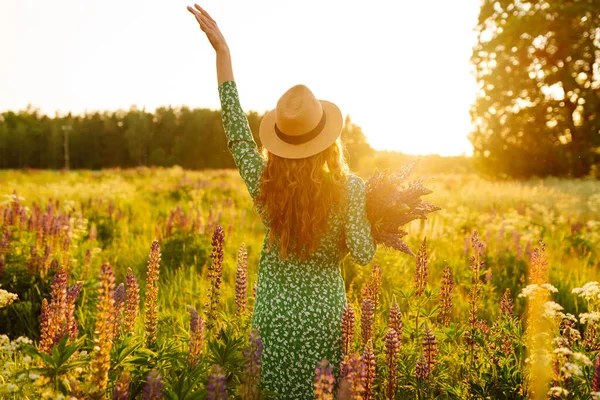 Young Woman Lavender Field Summer Day Nature Vacation Relax Lifestyle — Stock Photo, Image