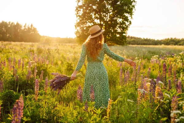 Junge Frau Lavendelfeld Einem Sommertag Natur Urlaub Entspannung Und Lebensstil — Stockfoto