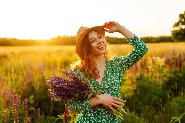 Ung Kvinna Lavendelfältet Sommardagen Natur Semester Avkoppling Och Livsstil — Stockfoto