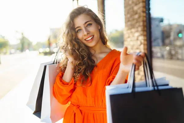 Усміхнена Жінка Носить Сумки Сонячний День Споживацтво Покупки Покупки Спосіб — стокове фото