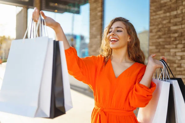 Usmívající Žena Nákupními Taškami Slunečného Dne Spotřebitelství Nákupy Nakupování Životní — Stock fotografie