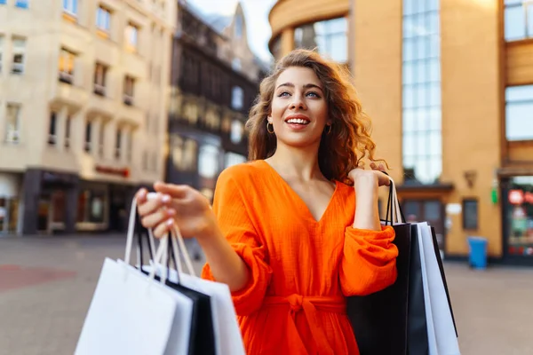 Lächelnde Frau Mit Einkaufstaschen Einem Sonnigen Tag Konsum Einkäufe Einkaufen — Stockfoto