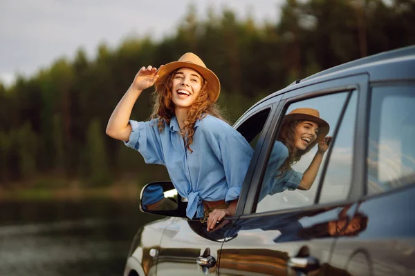 Щаслива Жінка Відпочиває Насолоджується Заходом Сонця Виходячи Вікна Автомобіля Кучерява — стокове фото