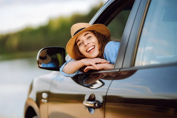 Щаслива Жінка Відпочиває Насолоджується Заходом Сонця Виходячи Вікна Автомобіля Кучерява — стокове фото