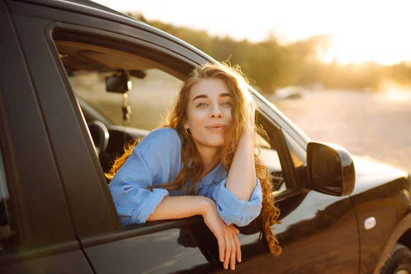 Красивая Молодая Женщина Наслаждается Закатом Окна Машины Время Поездки Автомобильные — стоковое фото