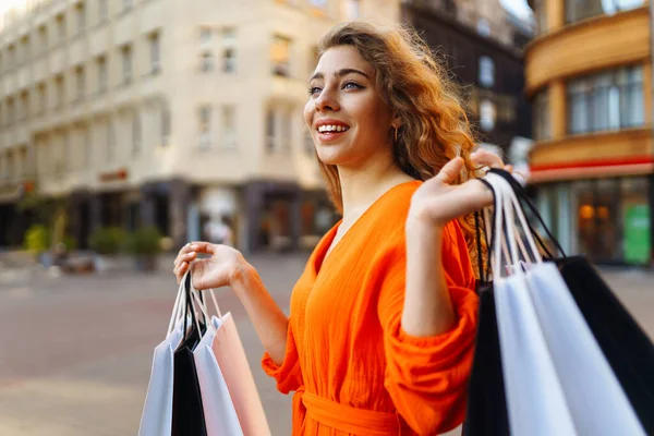할인과 도시에서 미소와 상점에서 새로운 구매와 유럽의 거리를 라이프 스타일 — 스톡 사진