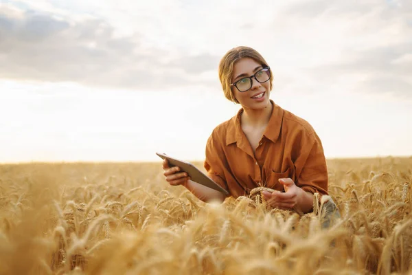 Elinde Bir Buğday Tarlasında Dijital Tabletle Genç Bir Kadın Çiftçi — Stok fotoğraf