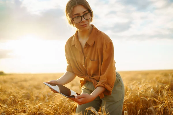 Une Jeune Agricultrice Dans Ses Mains Avec Une Tablette Numérique — Photo