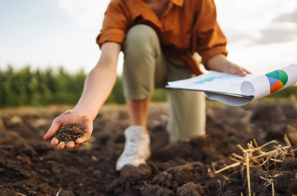 経験豊富な農家女性が手で土に触れ それを収集し 植物を育てる前に土壌の健康と品質をチェックします ビジネス 農業コンセプト — ストック写真