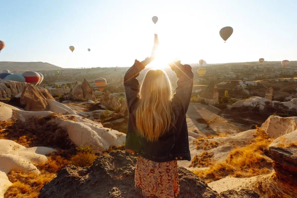Vonzó Fiatal Kalapban Áll Hegyen Hátával Élvezi Kilátást Repülő Hőlégballonok — Stock Fotó