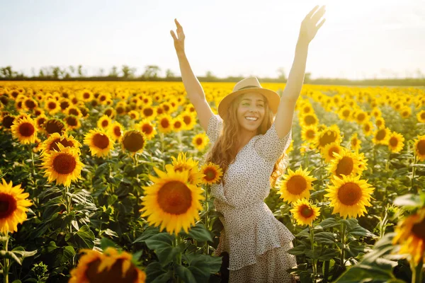 Hermosa Foto Soleada Joven Mujer Feliz Disfrutando Del Clima Cálido — Foto de Stock