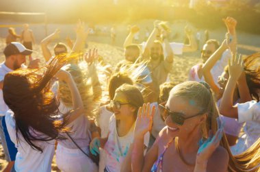 Renkli kıyafetleri ve vücutları olan neşeli genç arkadaşlar Holi Festivali 'nde size iyi eğlenceler. Plaj partisi. Arkadaşlık, dinlenme, tatil.