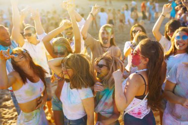 Renkli kıyafetleri ve vücutları olan neşeli genç arkadaşlar Holi Festivali 'nde size iyi eğlenceler. Plaj partisi. Arkadaşlık, dinlenme, tatil.