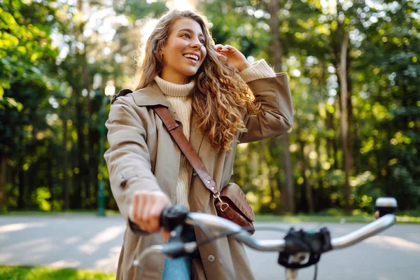 Wanita Muda Pensif Yang Bahagia Dengan Pakaian Bergaya Mengendarai Sepeda — Stok Foto